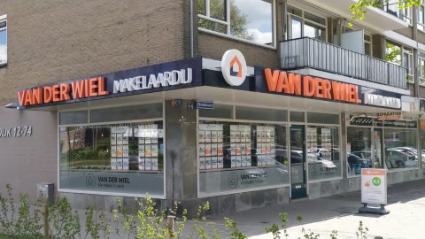 Gevelreclame geproduceerd voor Van der Wiel Makelaardij